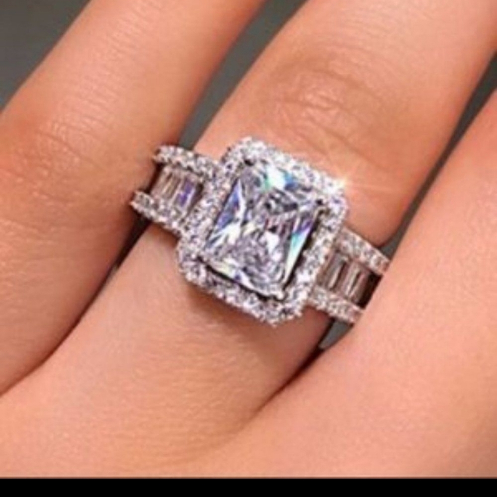 Engagement ring - Picture 2 of 2